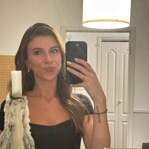 Meet your Posher, Lindsay ✨ - Picture 1 of 1